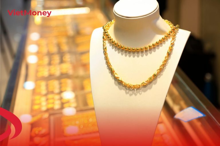 So sánh lãi suất mua vàng với lãi suất gửi ngân hàng