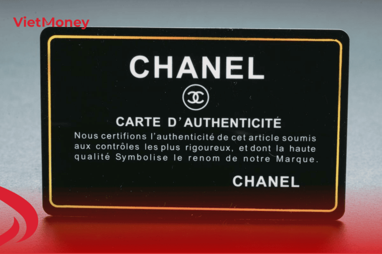 Mỗi chiếc túi Chanel đều có một chiếc thẻ “định danh chính hãng” đi kèm