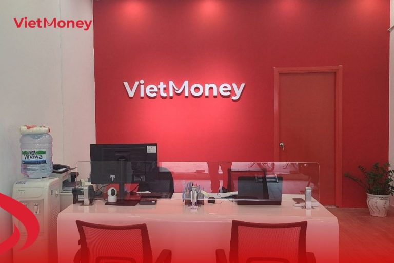 Cầm túi hiệu tại cửa hàng VietMoney