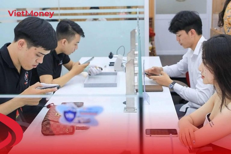 Nhân viên tư vấn dịch vụ cầm xe phân khối lớn