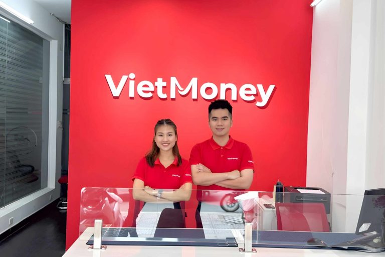Đội ngũ nhân viên VietMoney sẵn sàng tư vấn và định giá vàng minh bạch cho mọi khách hàng