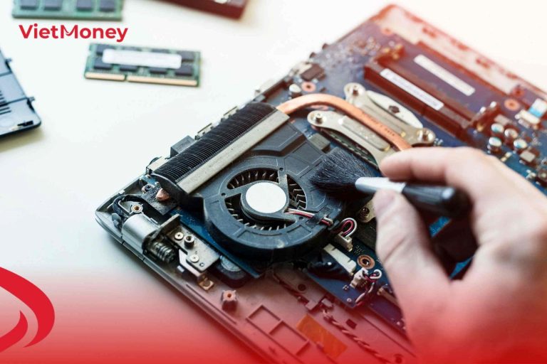 Kiểm tra linh kiện trước khi định giá cầm laptop