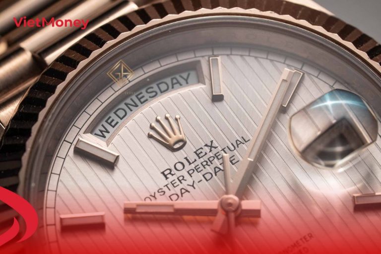 Logo vương miện chính hãng được đặt ở góc 12 giờ trên mặt số