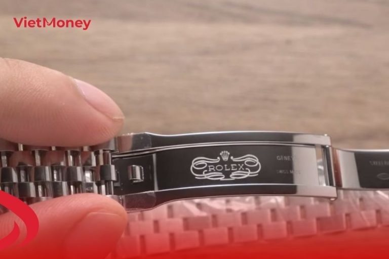 Kiểm tra chất liệu và độ hoàn thiện của dây đeo