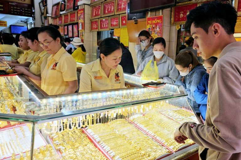 Đầu năm bán vàng có sao không?