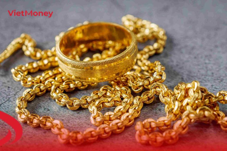 Trang sức làm từ vàng 97 có màu vàng đậm, độ sáng cao, phản ánh hàm lượng vàng gần như nguyên chất