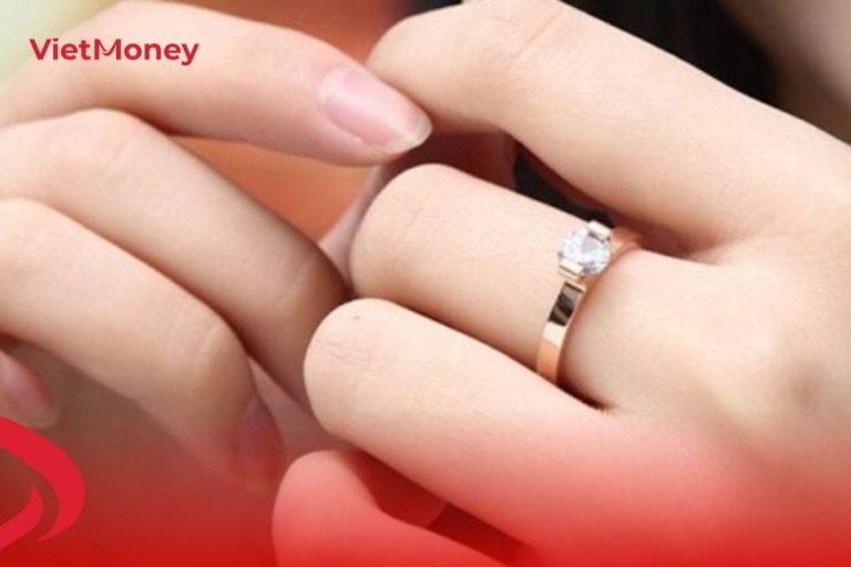 Mơ thấy nhặt được nhẫn vàng có thể là điềm báo tốt hoặc xấu